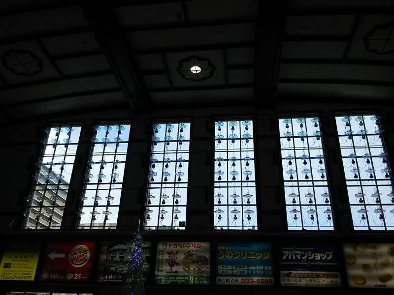 レトロでモダンなＪＲ小樽駅にはランプがずらり